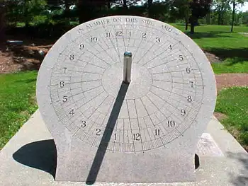 Екваторіальний сонячний годинник