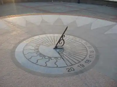 Горизонтальний сонячний годинник з циферблатом, обмеженим лініями сонцестояння