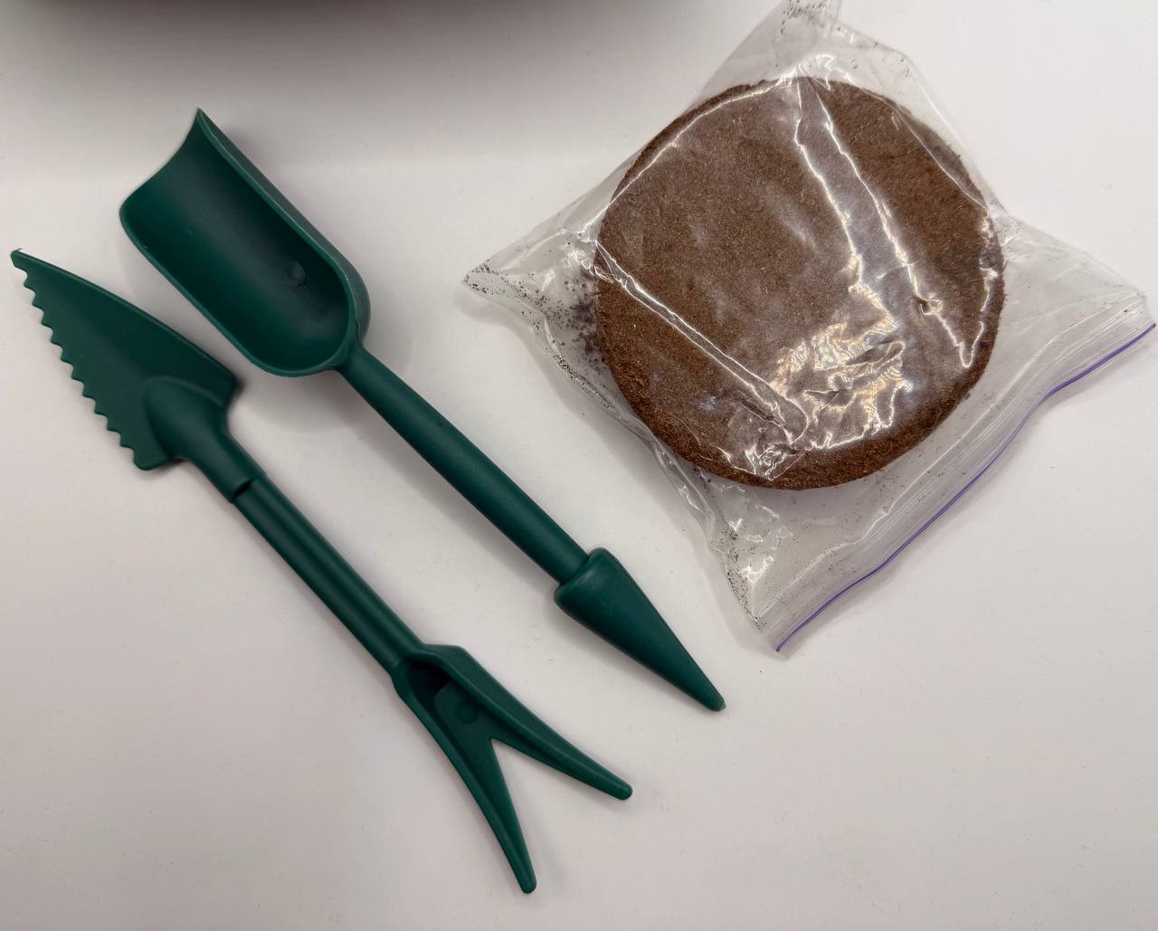 Изображение набор инструментов и кокосовый брикет