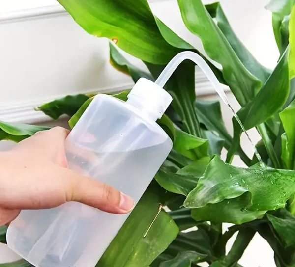 Зображення Пляшка для поливу рослин з тонким носиком