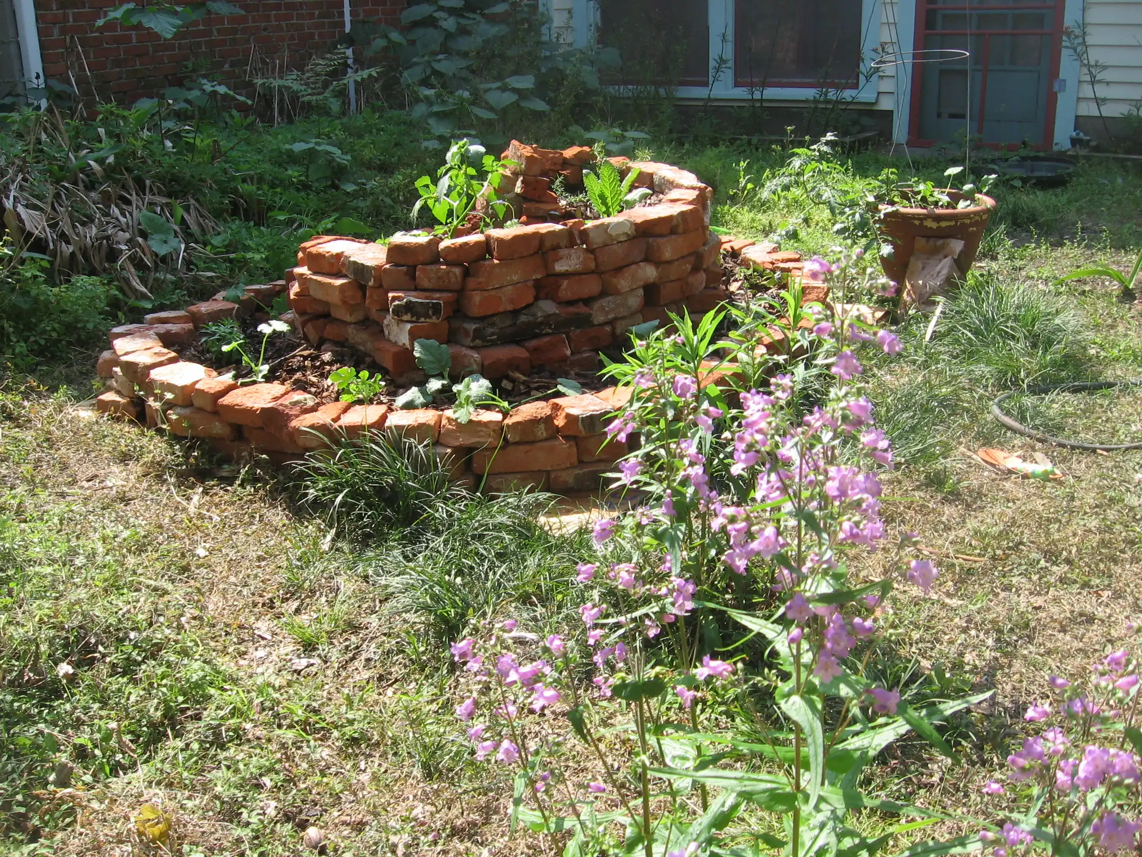 Клумба-спираль